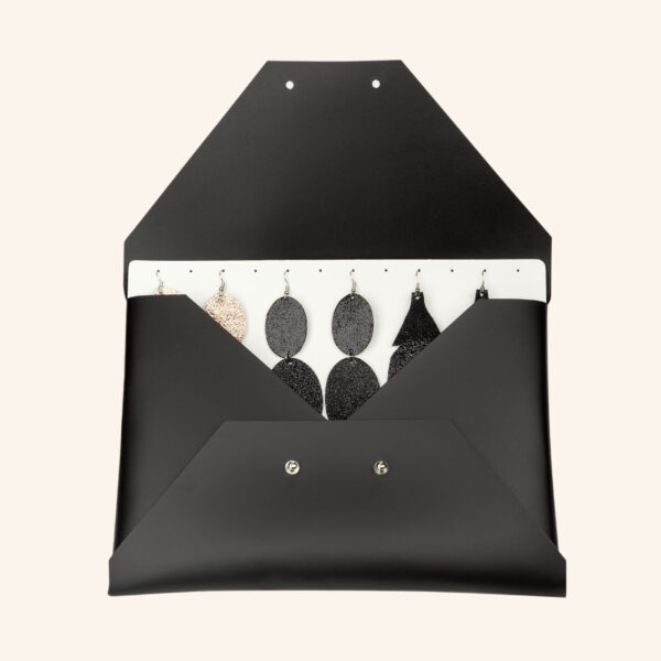 Musta kierrätysnahkainen Travel Set Clutch.