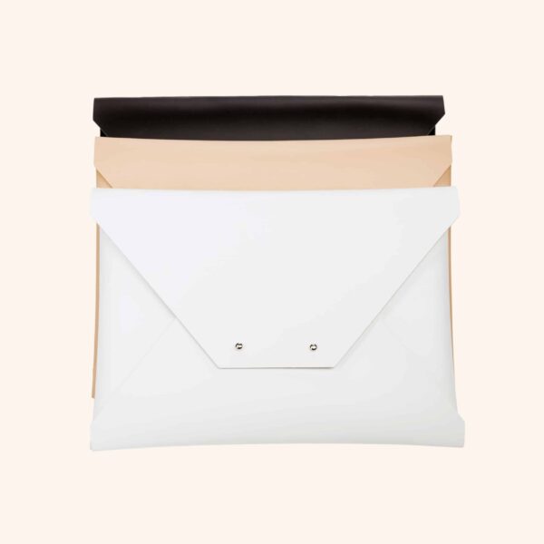 Kierrätysnahkaisen All Purpose Clutch laukun värisvaihtoehdot.