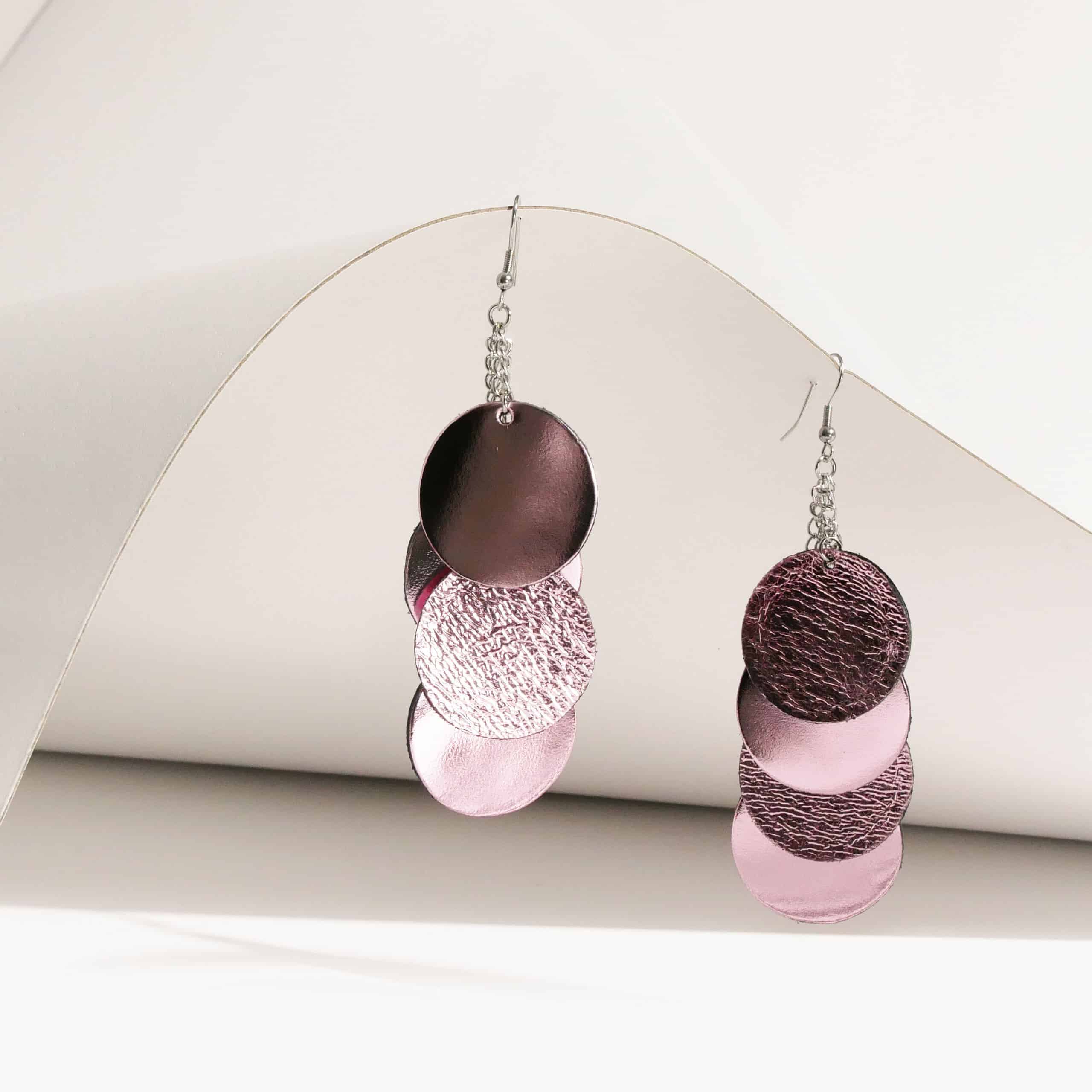 Ruusun väriset Dance Disco korvakorut.