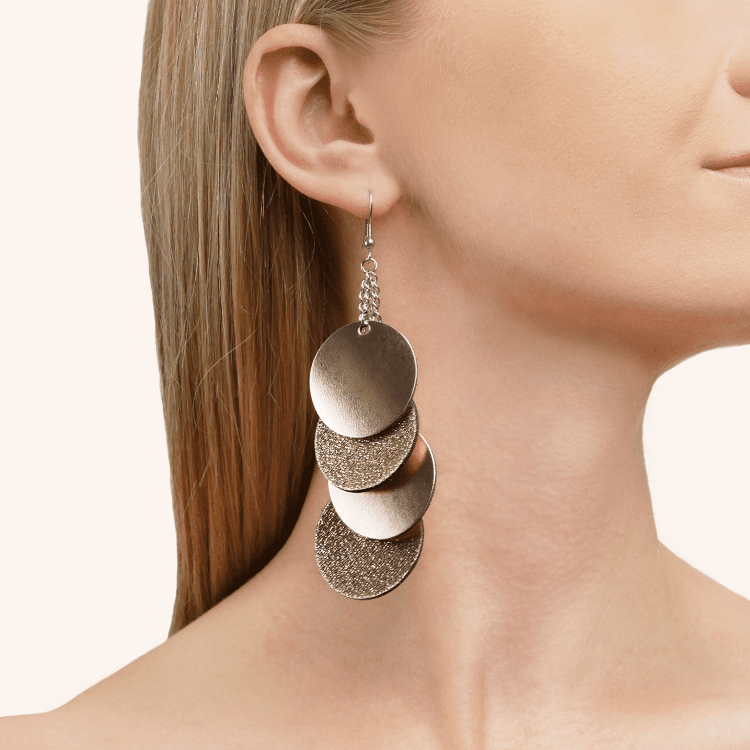 Ruusukultaiset Dance Disco korvakorut mallin päällä.