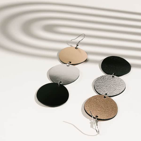 Metalli Mix värityksen Dance Petite Trio korvakorut.