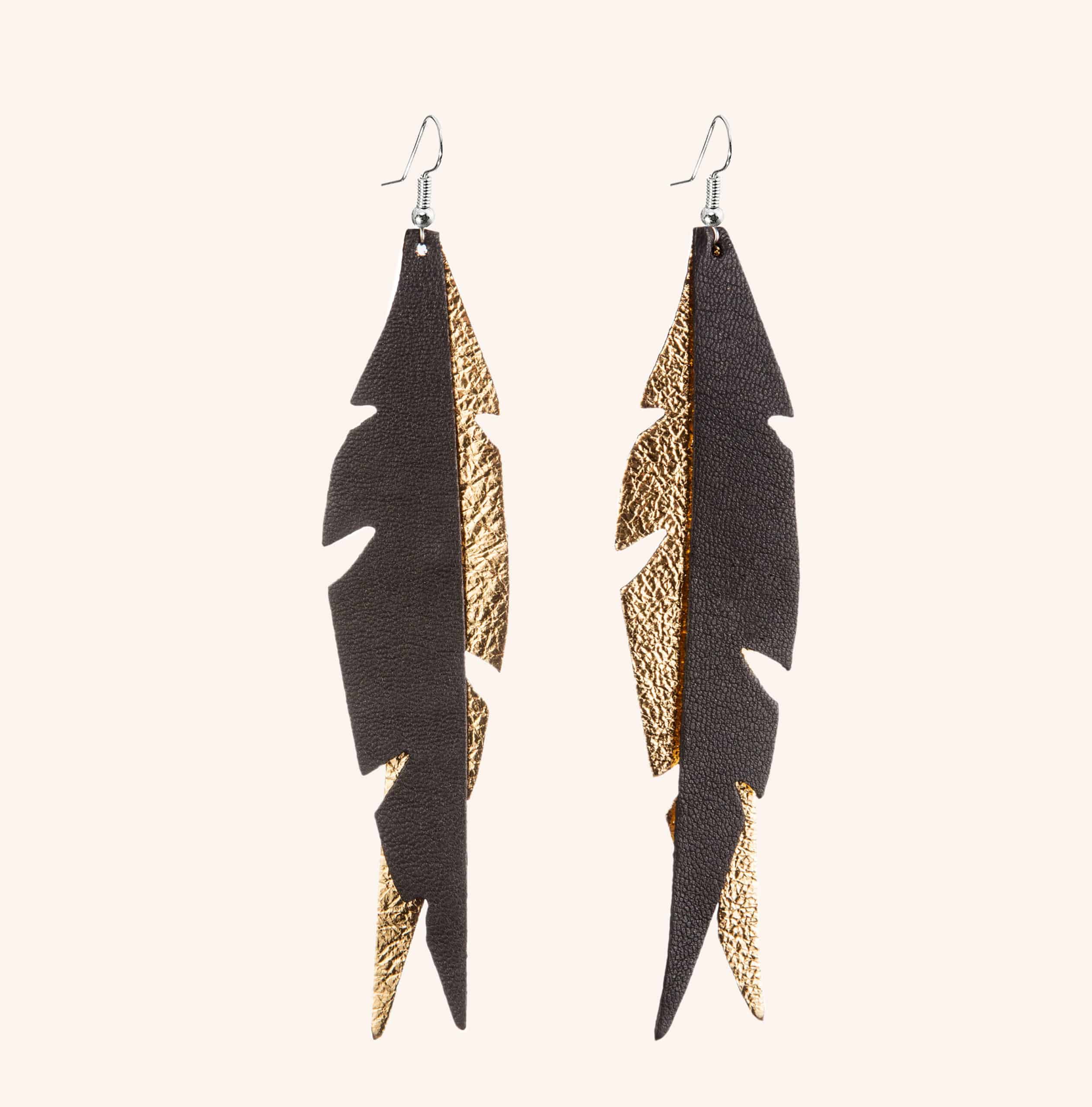 Mustakultaiset Feathers Glam korvakorut.