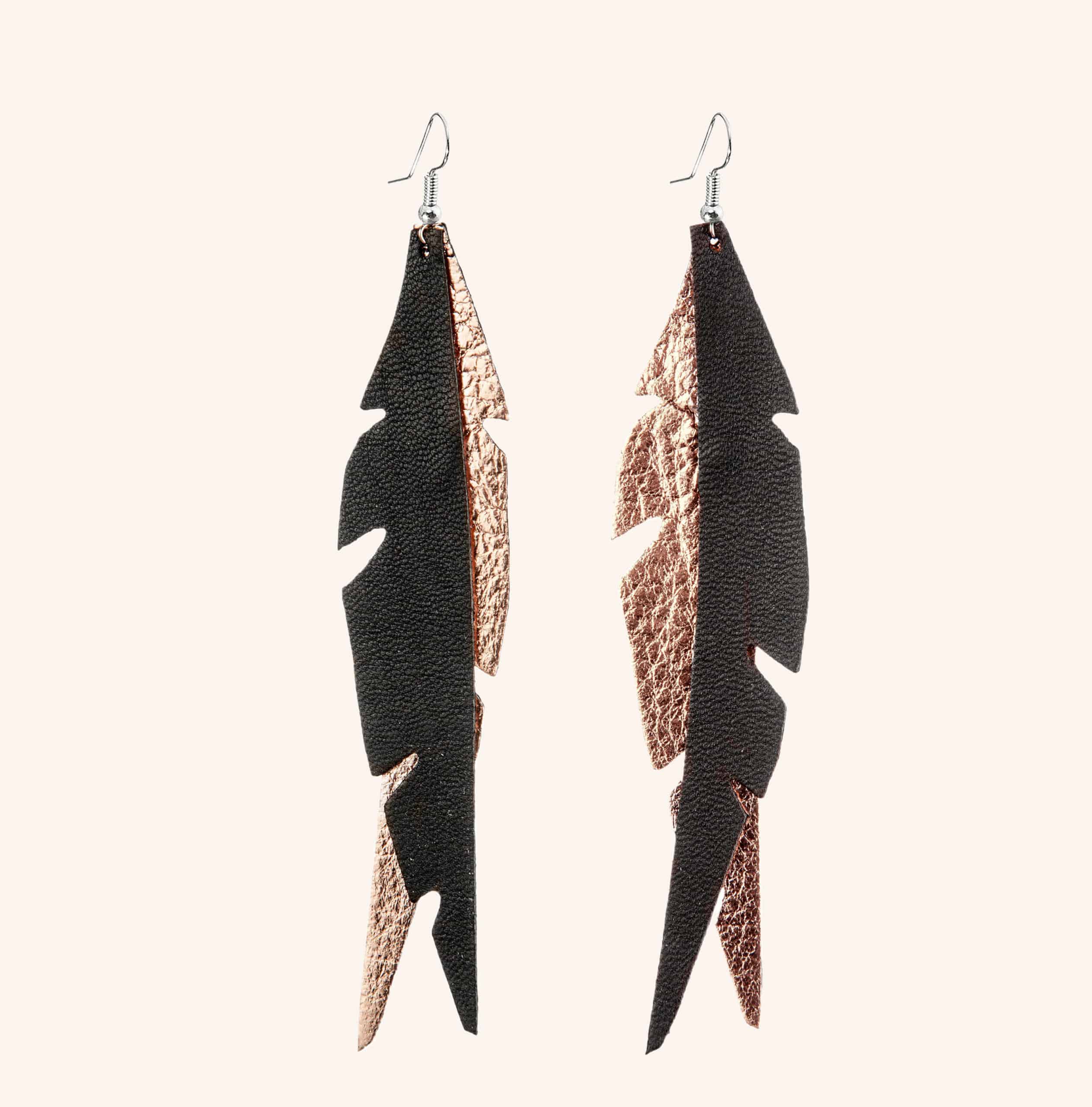 Mustan ja ruusukullan väriset Feathers Glam korvakorut.