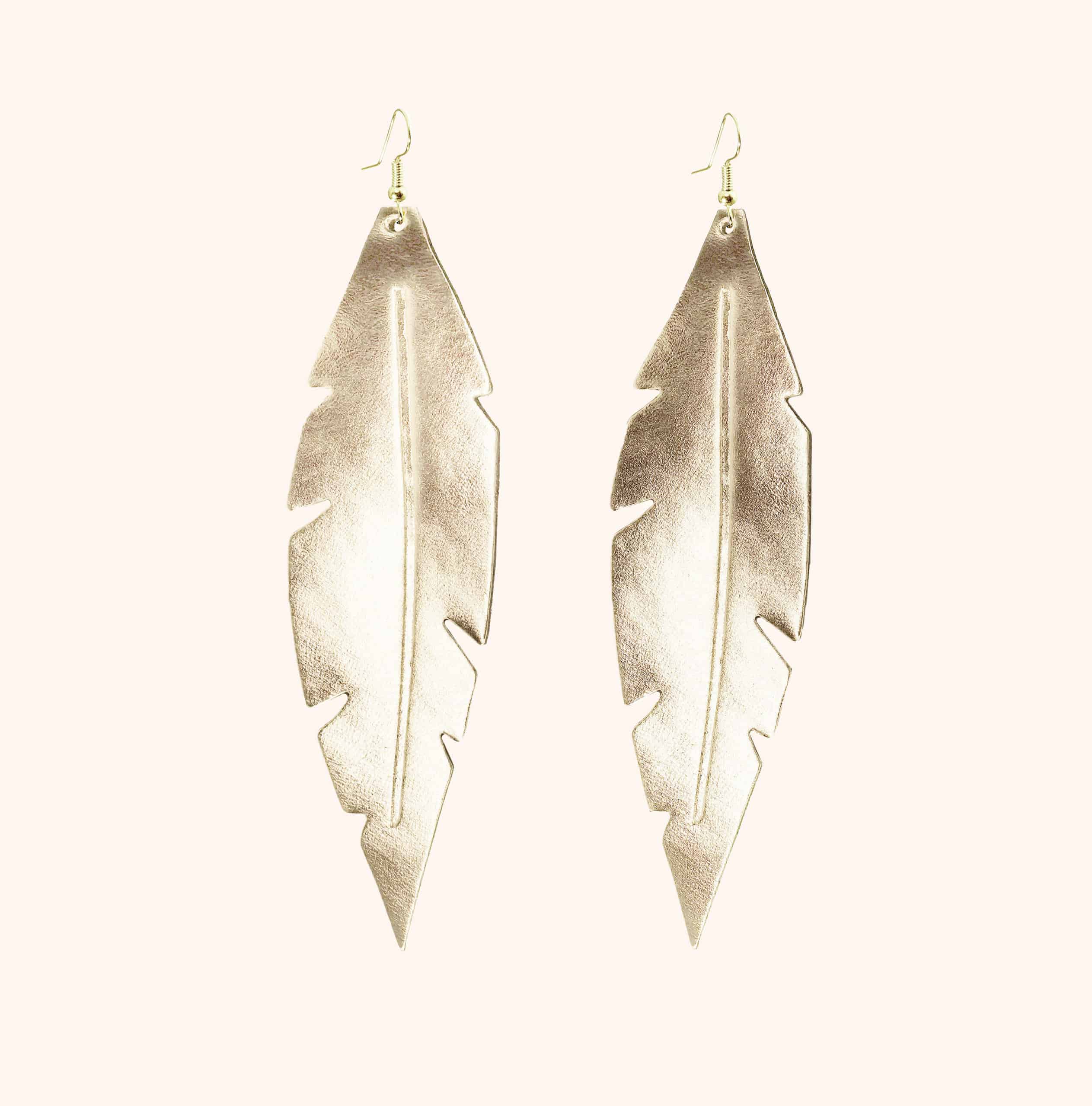 Peilinahkaiset kultaiset Feathers Grande korvakorut.