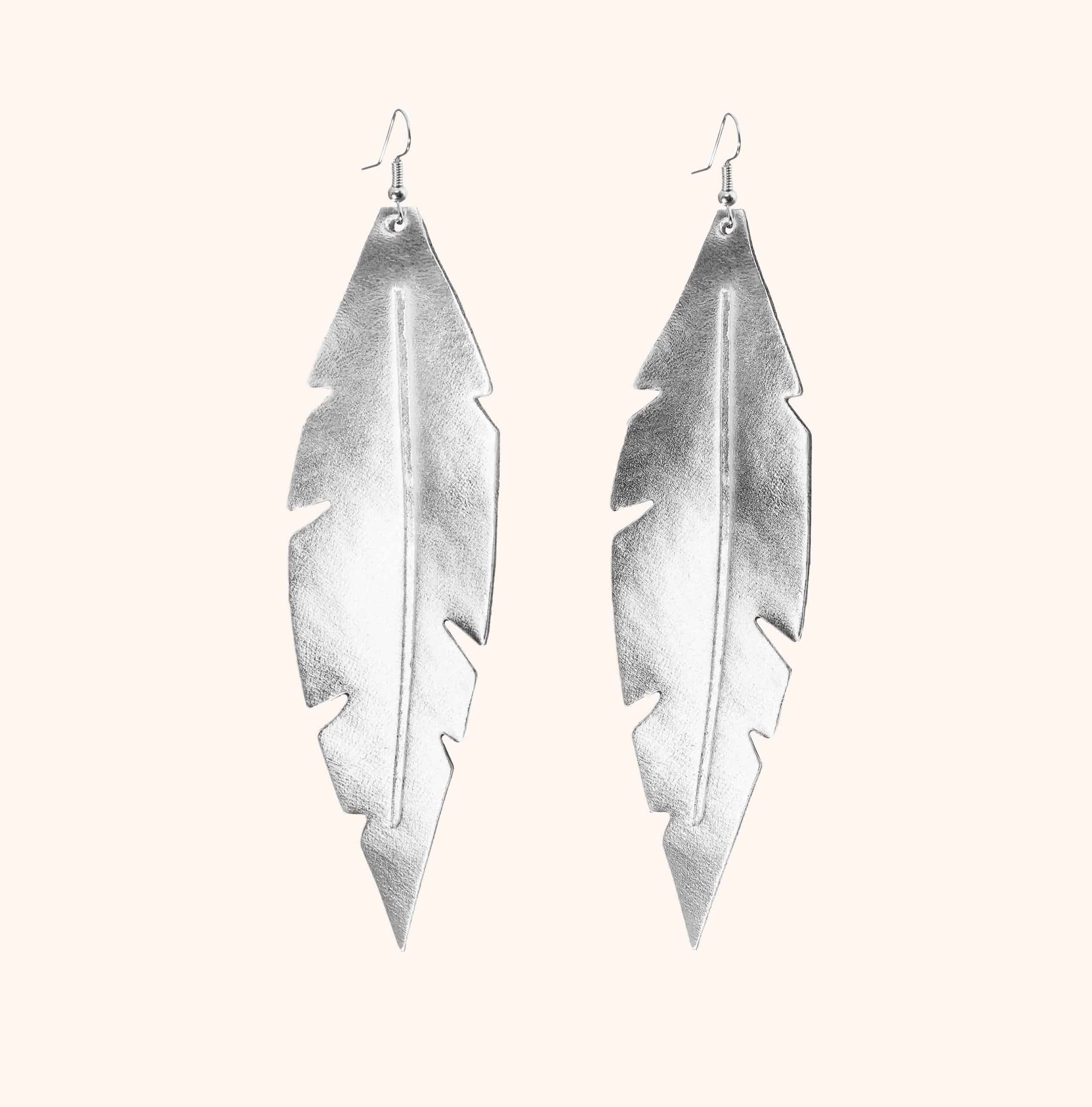 Peilinahkaiset hopeiset Feathers Grande korvakorut.