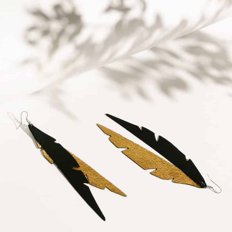 Mustakultaiset Feathers Glam korvakorut.