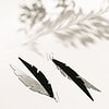 Mustahopeiset Feathers Glam korvakorut.