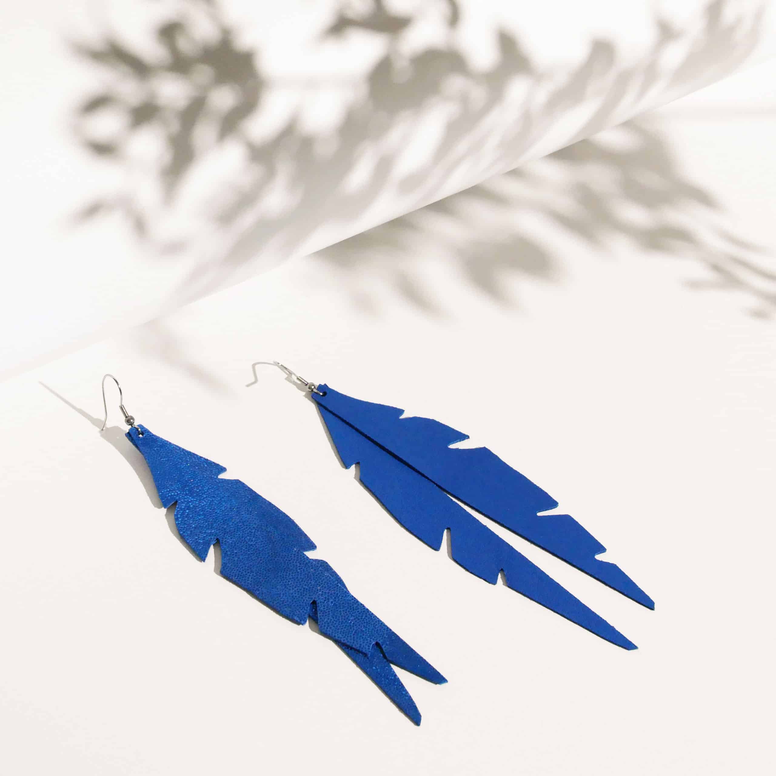 Siniset Feathers Glam korvakorut.