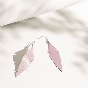 FEATHERS Midi laventeli korvakorut / feathers midi lavender earrings