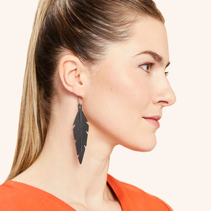 Viaminnet Feathers Midi korvakorut musta / sulkakorvakorut / lehtikorvakorut / Viaminnet Feathers Midi earrings black / feather earrings