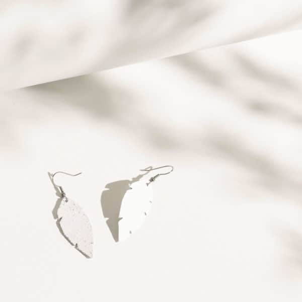 Valkoiset Feathers Petite korvakorut.