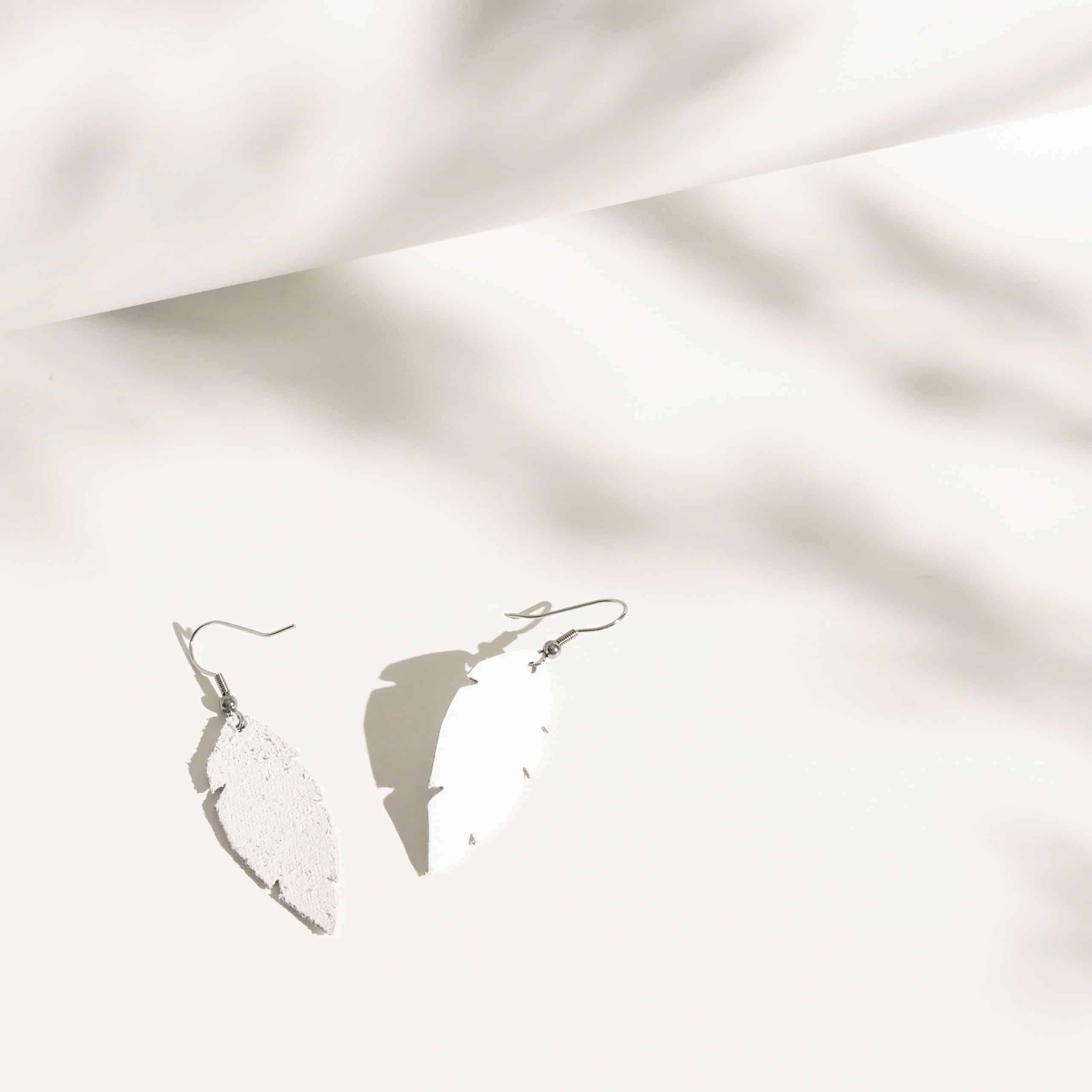 Valkoiset  Feathers Petite korvakorut.