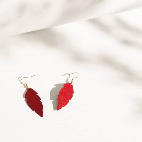 Kullanpunaiset Feathers Petite korvakorut.