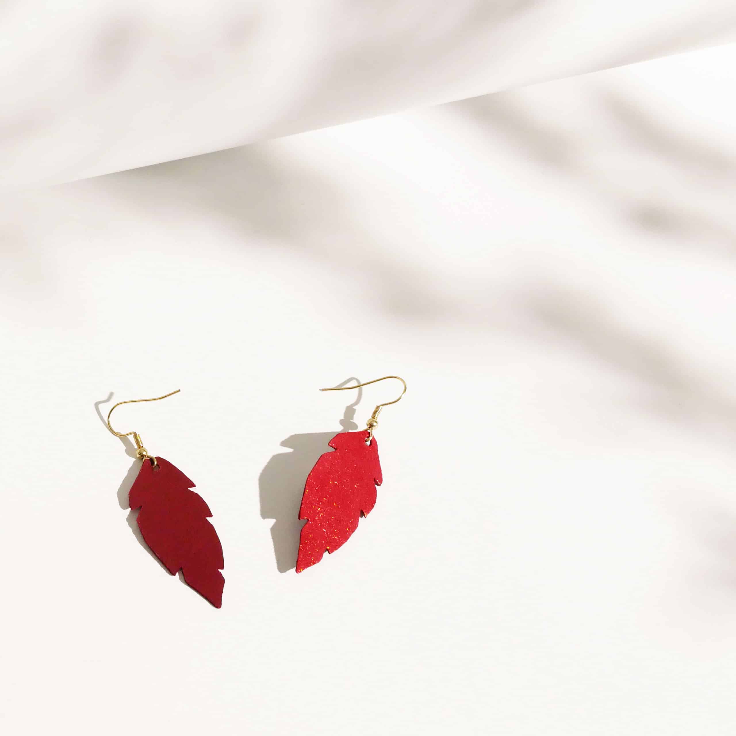 FEATHERS Petite Powder Golden Red web