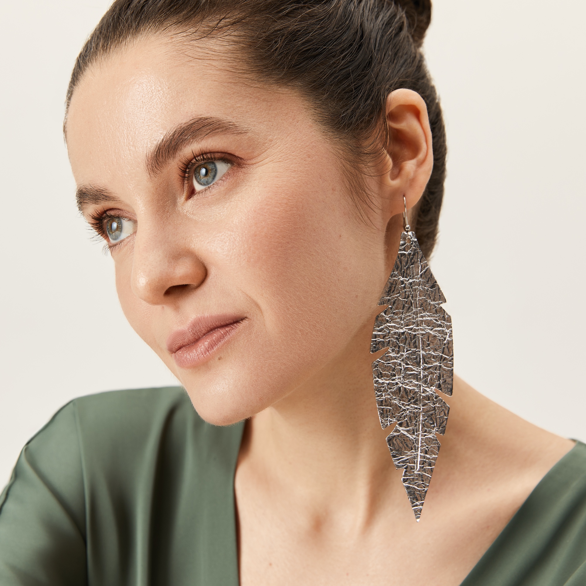 Feathers Grande silver hopea 1