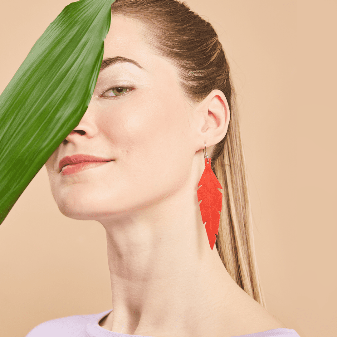 Viaminnet Feathers Grande korvakorut / oranssinpunaiset sulkakorvakorut / nahkakorvakorut / FEATHERS Midi orange-red earrings