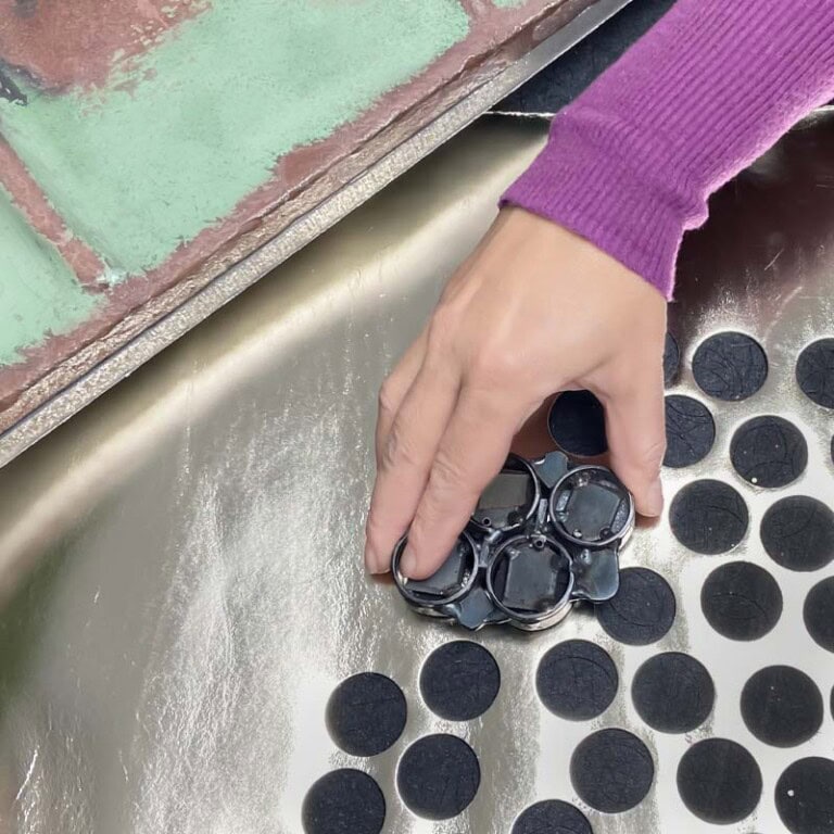 Työkalu nahkan leikkaamiseen ja leikattua nahkaa.