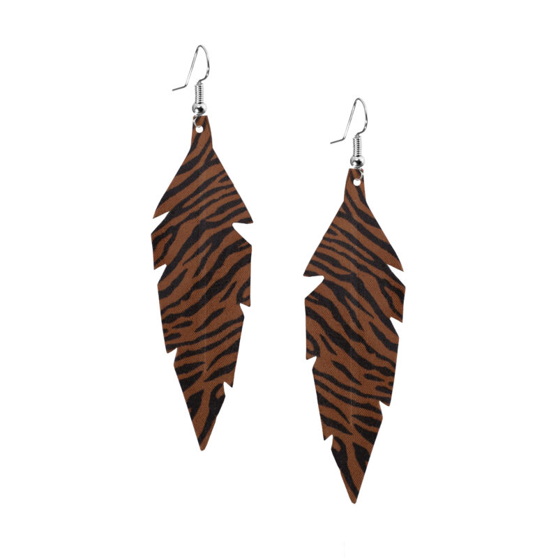 Seepra-kuosinen keskikokoinen sulkamallinen nahkakorvakoru. Ruskea pohja, musta raita.