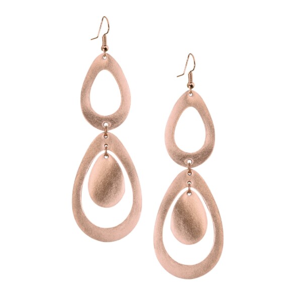 Long dangly earrings in rode gold leather.