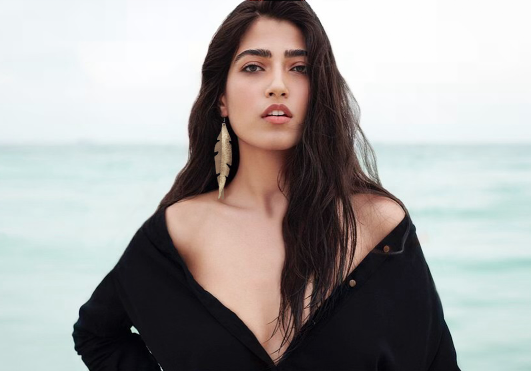 Glam Feathers glod glitter earrings