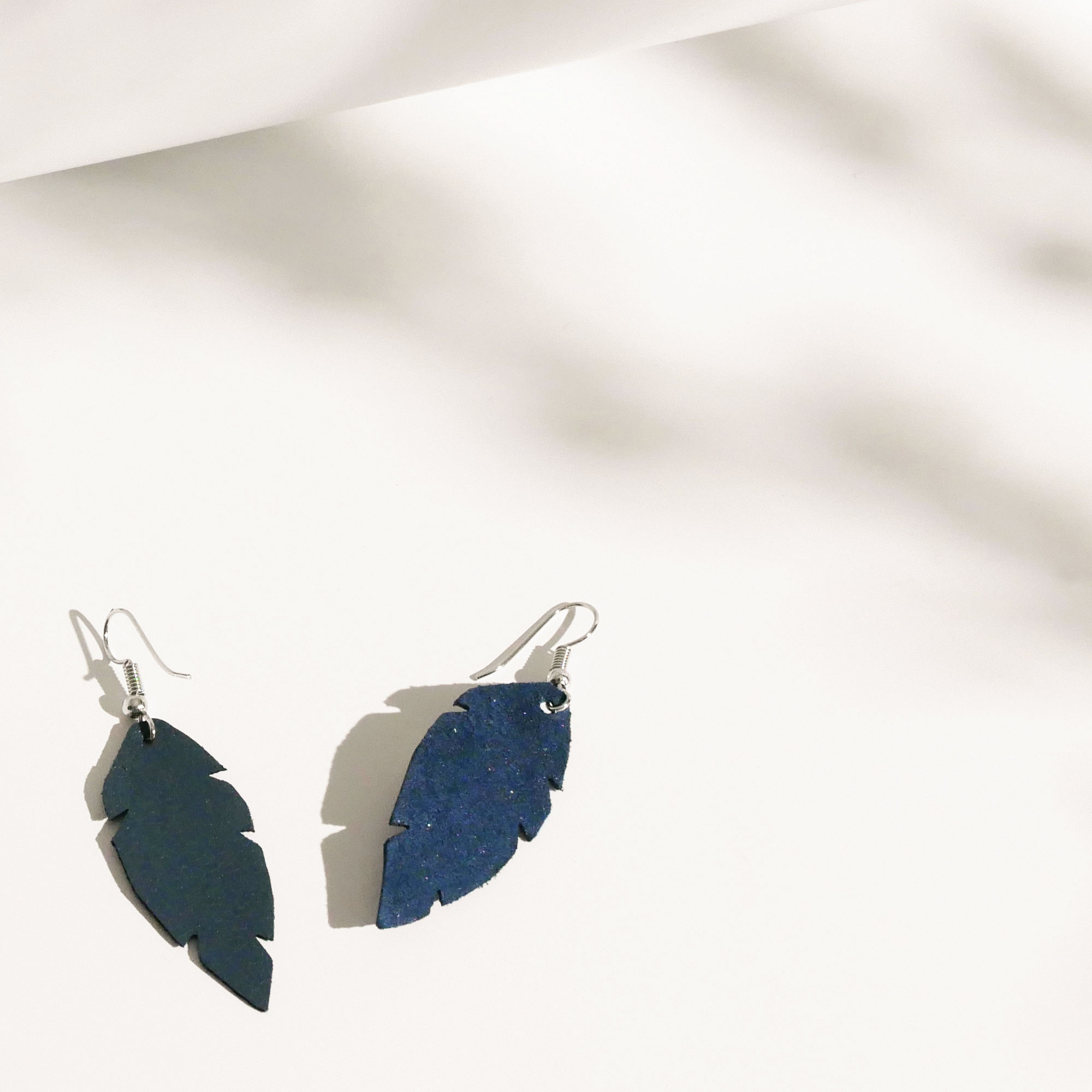 FEATHERS Petite Powder Night Blue web